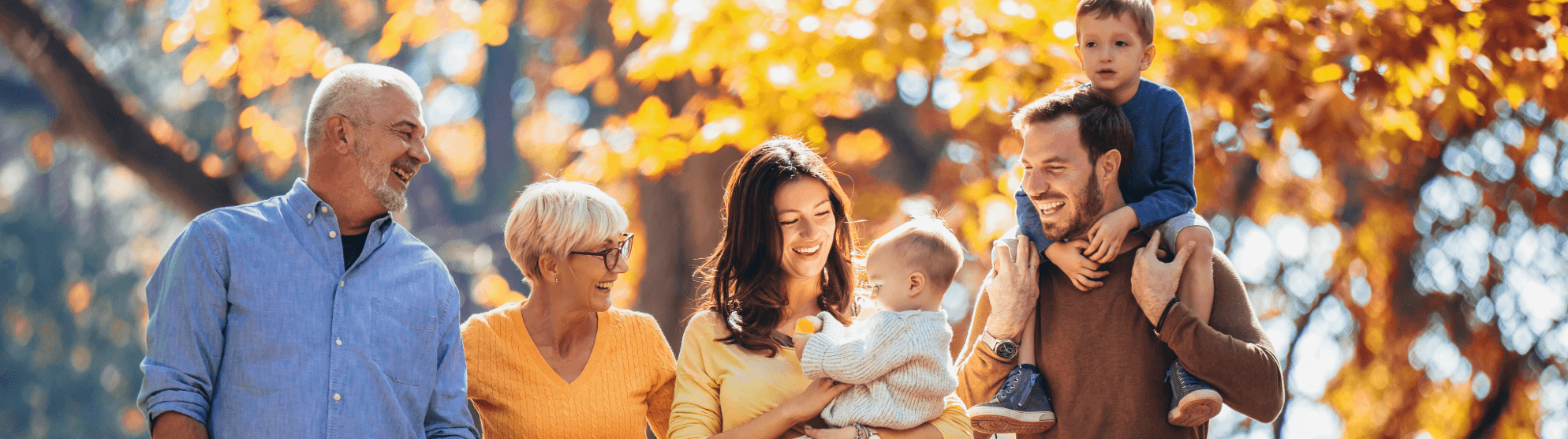 Mehrgenerationenfamilie im Park – Symbolbild für die Vorteile für unsere Kunden