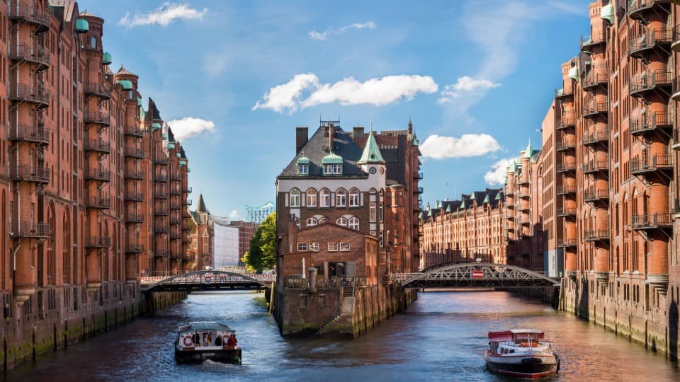 Hamburger Speicherstadt mit dem Wasserschloss – Symbol für Logistik, Handel und attraktive Arbeitsmärkte in Deutschland.