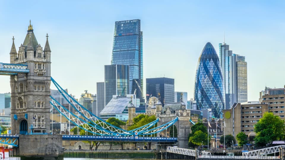 Die Londoner Skyline mit Tower Bridge – Wirtschaftszentrum für Financial Services und Tech-Branchen in Großbritannien.