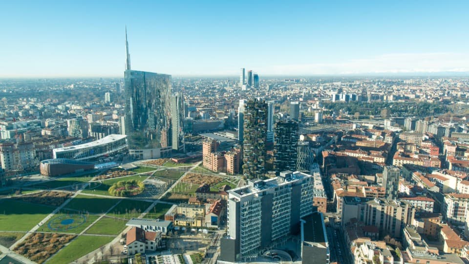 Moderne Skyline von Mailand mit dem Unicredit Tower – Wirtschaftszentrum und Ziel für Fachkräfte in Italien.