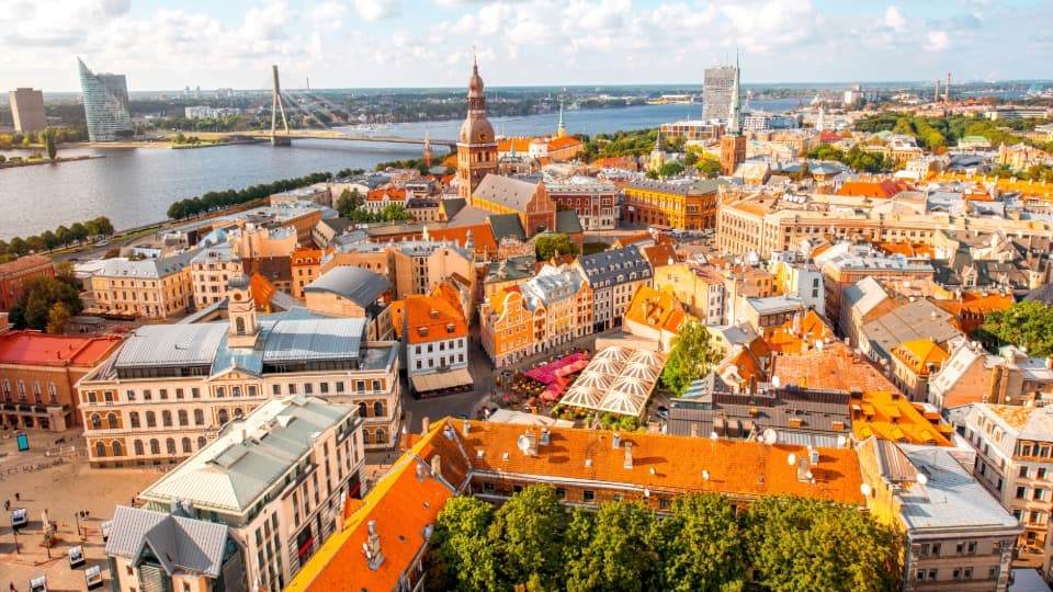 Panoramablick über die Altstadt von Riga zur modernen Skyline – Sinnbild für die wirtschaftliche Dynamik und das Wachstum am Standort Lettland.