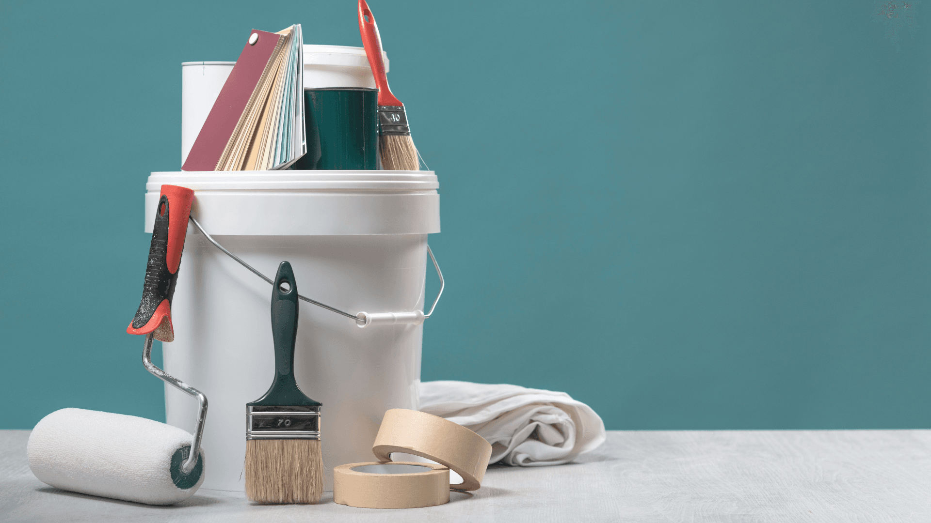 Malerutensilien für Renovierung vor Wohnungsübergabe nach Kündigung der Wohnung