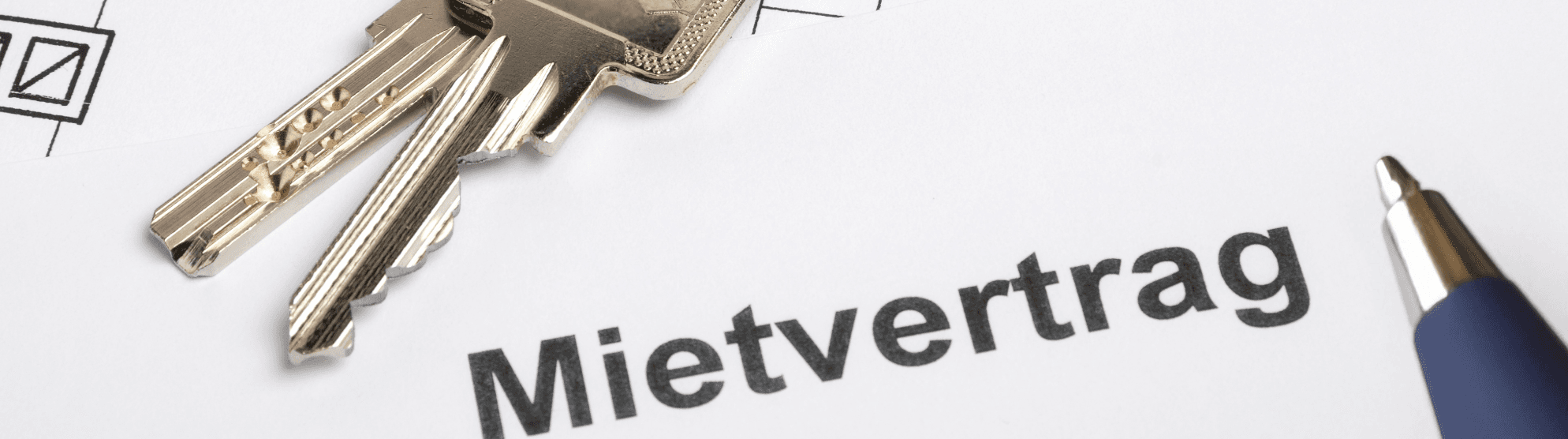 Schlüssel und Mietvertrag auf Tisch – Symbolbild für eine Wohnungsübergabe bei Ein- oder Auszug