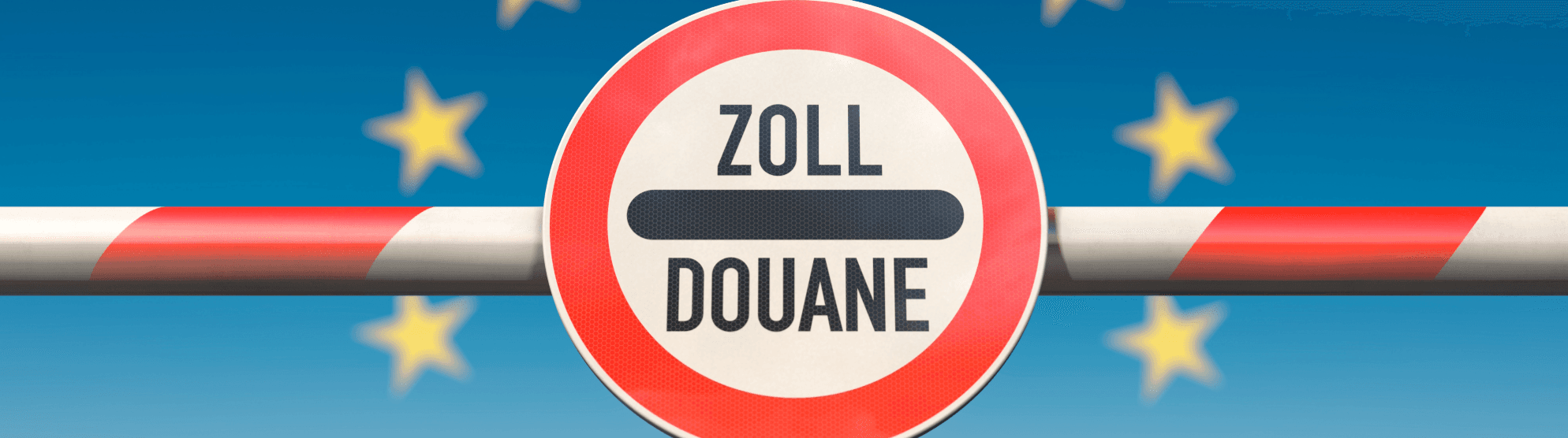 Zoll-Schild an einer geschlossenen Schranke vor EU-Sternen – Symbol für Grenzkontrolle und Zollbestimmungen