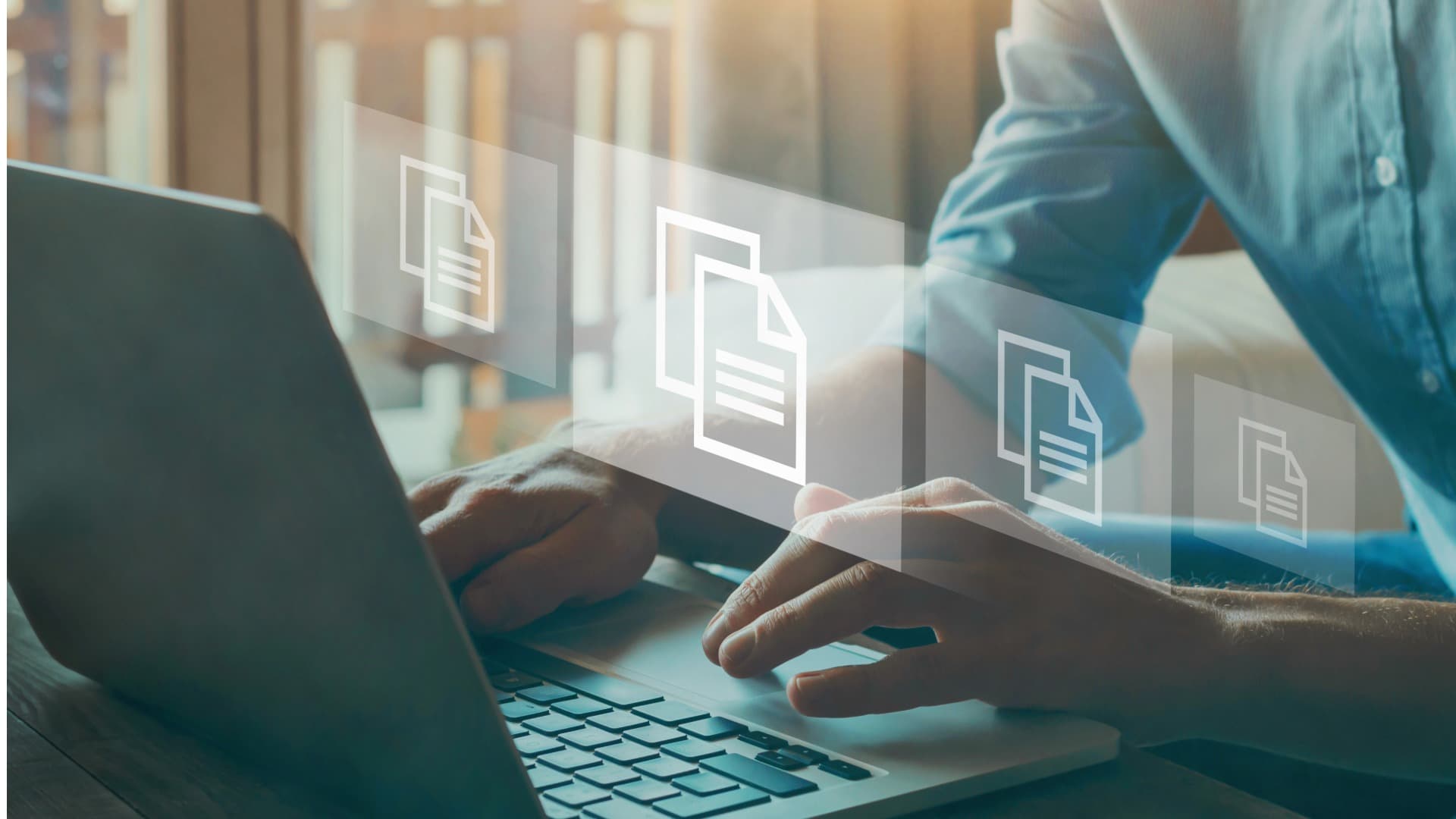 Person arbeitet am Laptop mit digitalen Dokumenten – Air Chargeable Weight und Luftfracht-Dokumentation verwalten