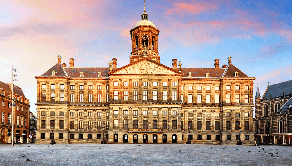 Historisches Gebäude am Dam-Platz in Amsterdam bei warmem Abendlicht