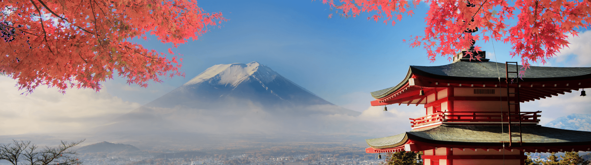 Pagode mit rotem Herbstlaub vor dem Fuji in Japan