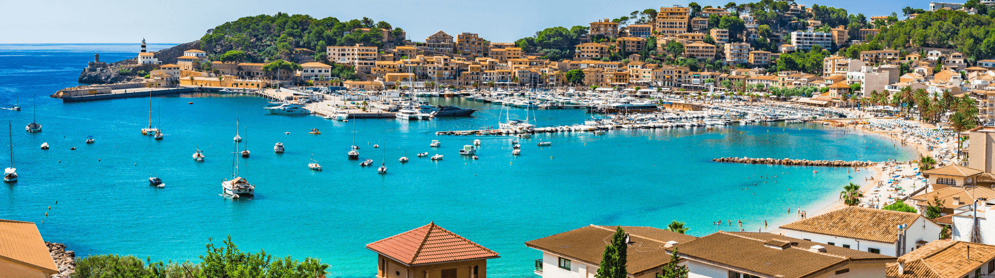 Küstenstadt in Spanien mit Yachthafen, türkisblauer Bucht und Strand an einem sonnigen Tag