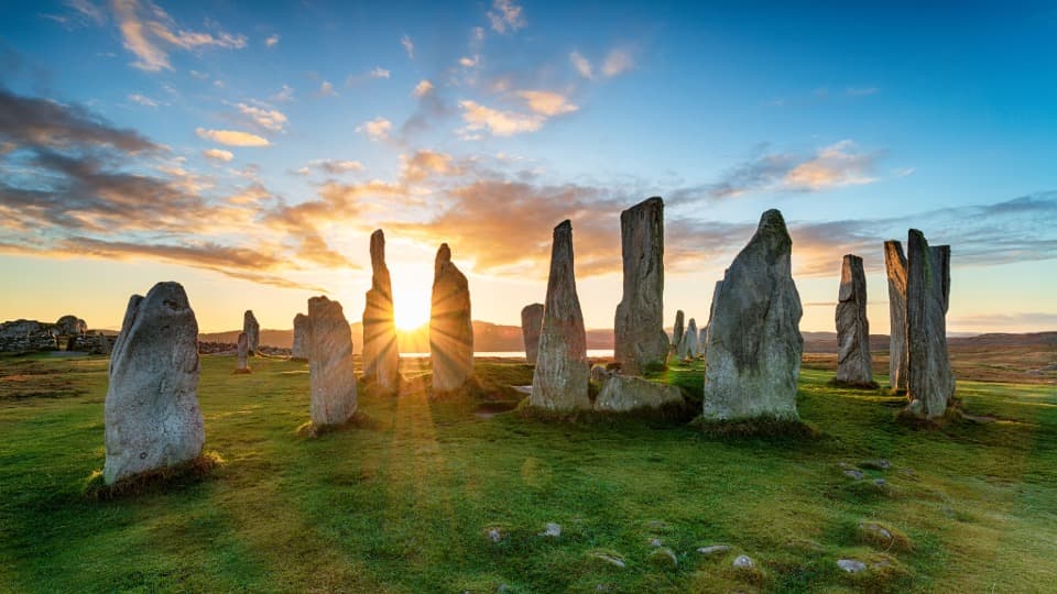 Sonnenaufgang über den Callanish Stones in Schottland – Symbol für die landschaftliche Vielfalt und Natur in Großbritannien.