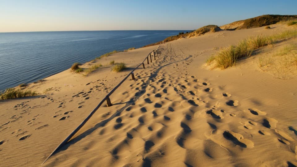 Die Wanderdünen der Kurischen Nehrung an der litauischen Ostseeküste – ein UNESCO-Welterbe und Symbol für die Ruhe und Natur Litauens.