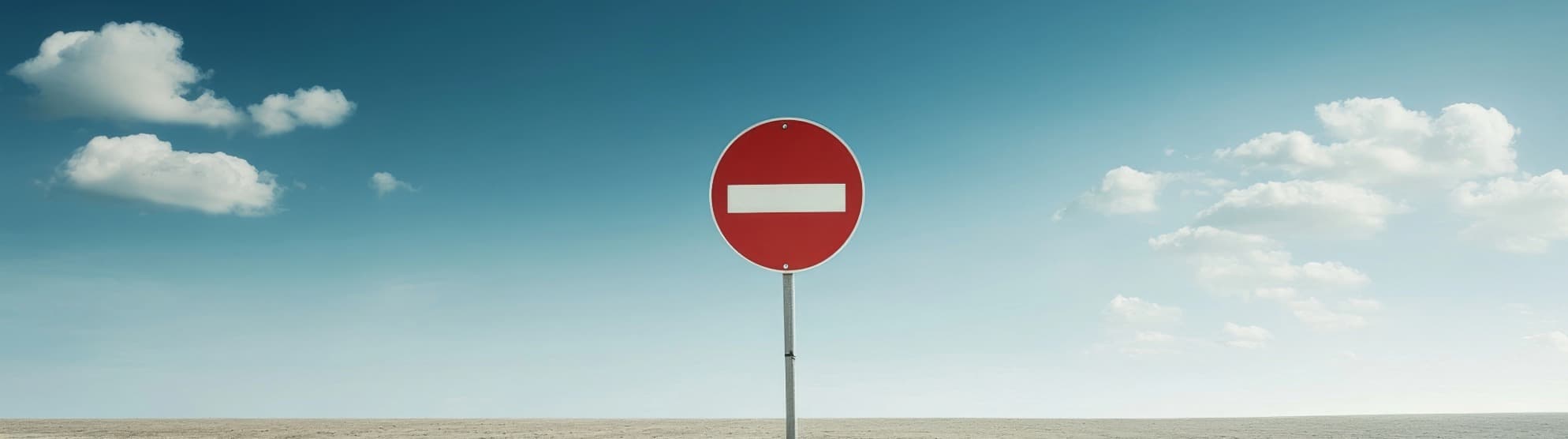 Verkehrsschild „Einfahrt verboten“ als Symbol für Fahrverbote und Verkehrsbeschränkungen