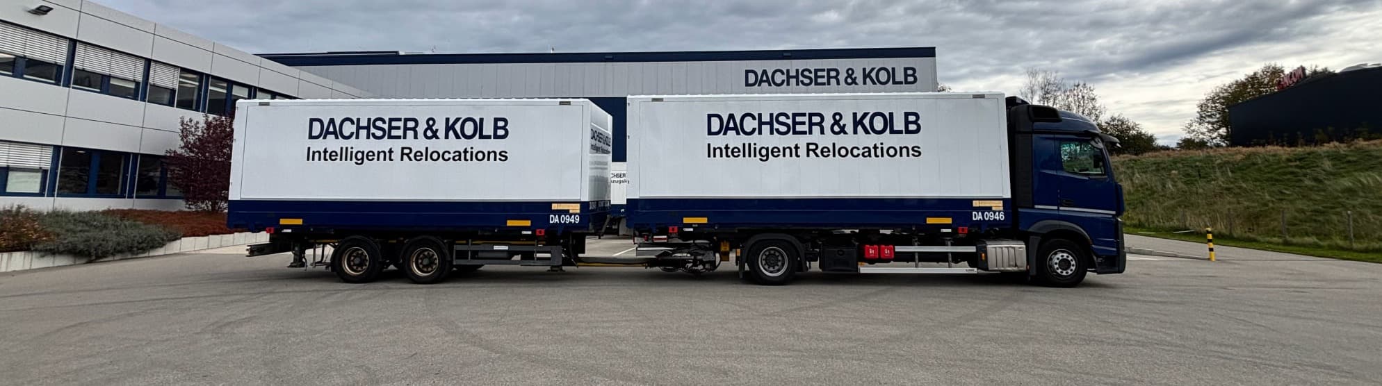Containerschiff von oben mit Schlepper – Symbolbild für Navigationssicherheit und Havarie im Seetransport