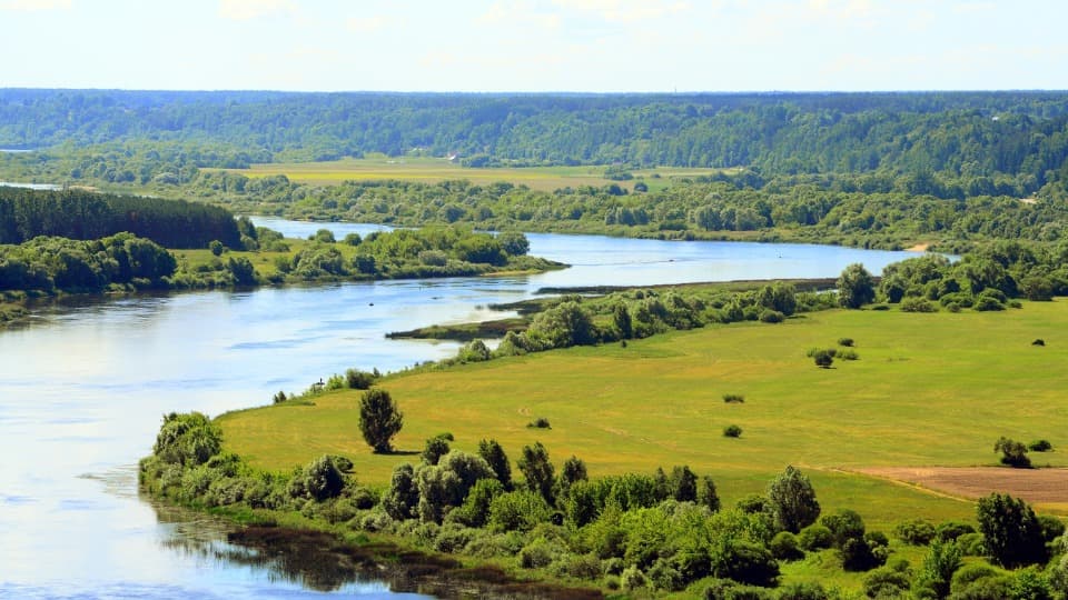Die weite Flusslandschaft der Memel (Nemunas) im Sommer; ein Beispiel für das angenehm warme Sommerklima im litauischen Inland.