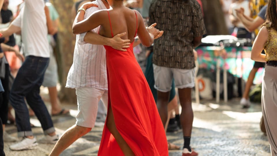 Mehrere Paare tanzen auf einem Fest in der Dominikanischen Republik Bachata