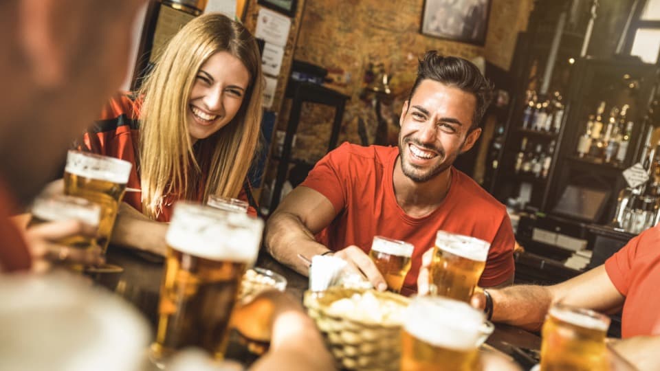 Freunde in einem britischen Pub – Die Pubkultur als wichtiger Ort für soziale Kontakte und Integration in Großbritannien.