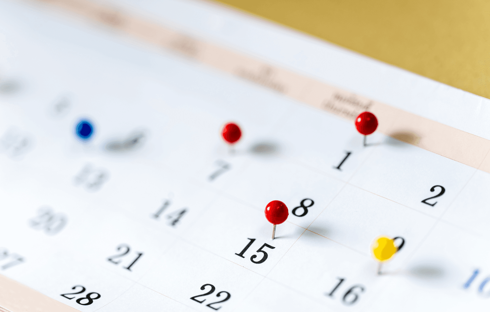 Calendar with pins marking dates – symbolic image for planning special leave for moving and key appointments.