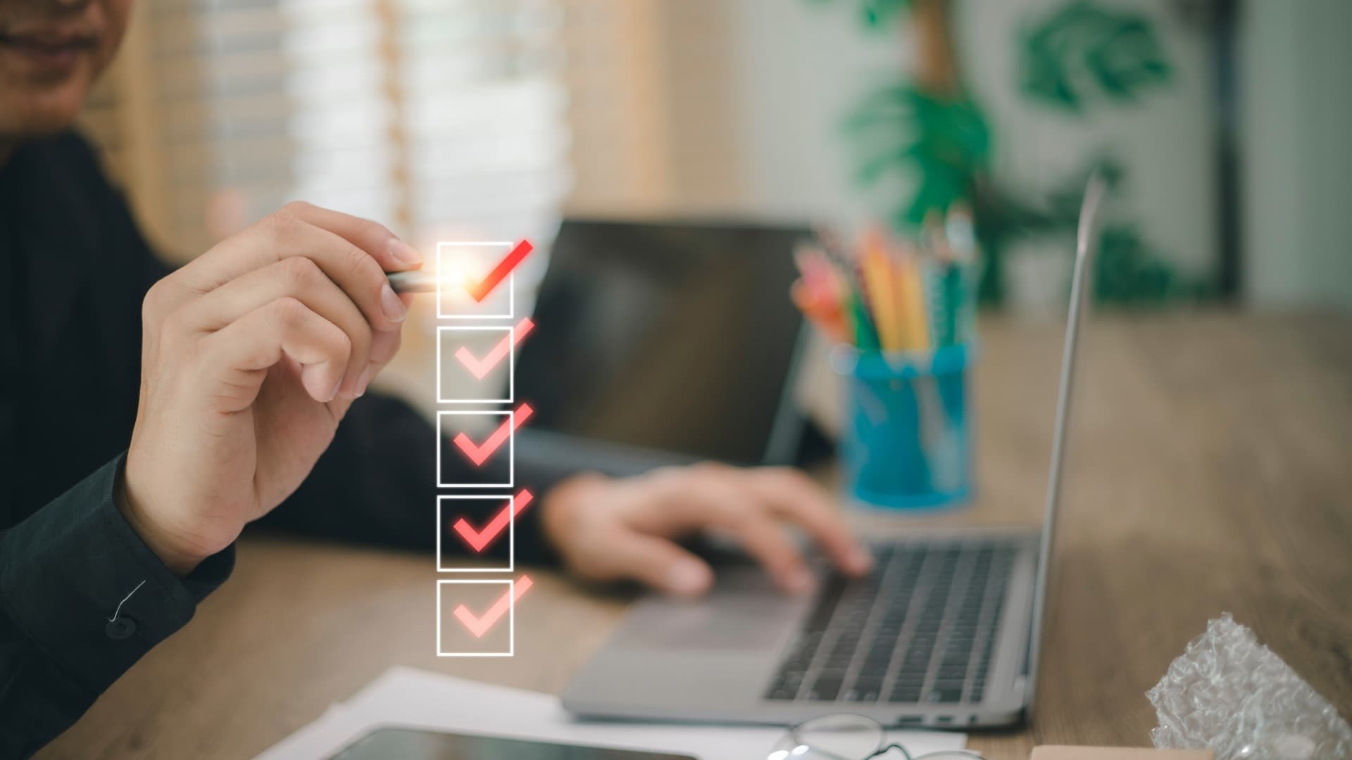 Checkliste am Laptop – Planung und Dokumentation für Schwergut-Umzug und Transport