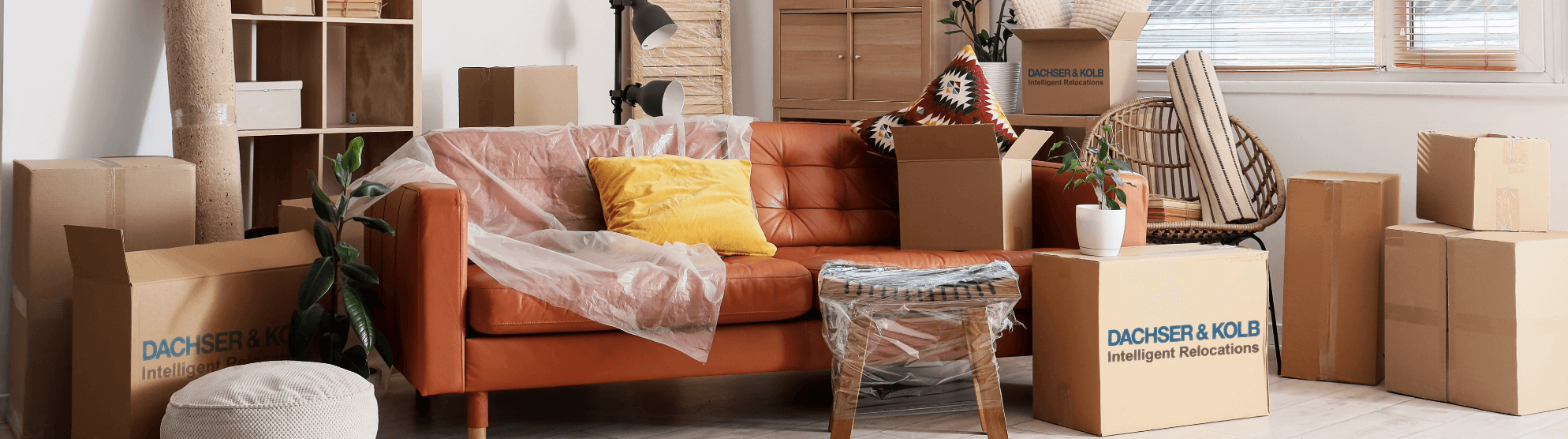 Living room with packed furniture and boxes – symbolic image for professional new furniture logistics