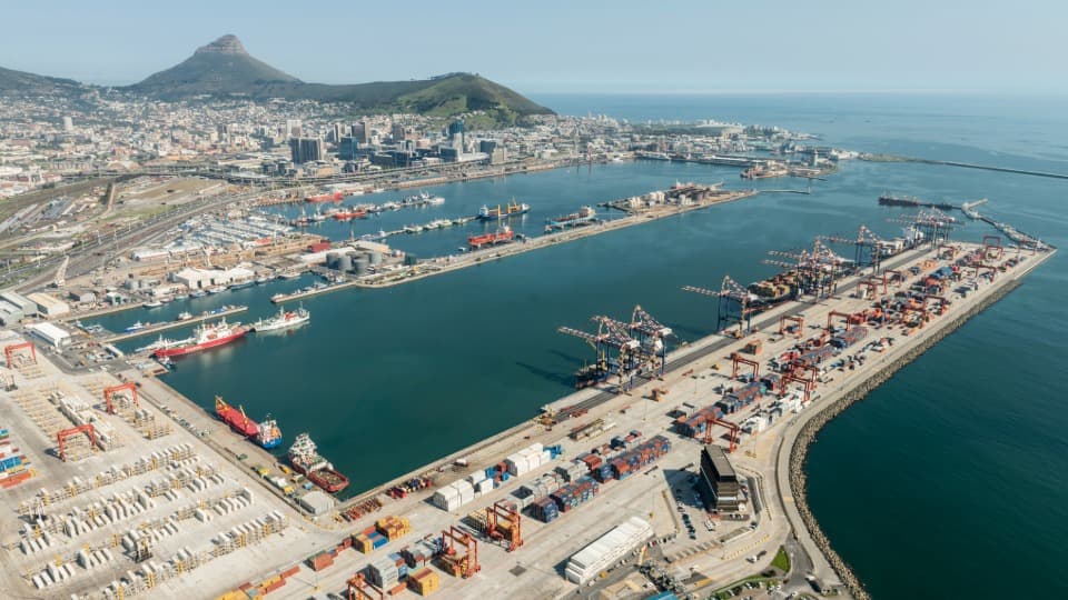 Großer Überseehafen in Kapstadt mit Containern und Logistikanlagen für den Inlandtransport mit DACHSER & KOLB.