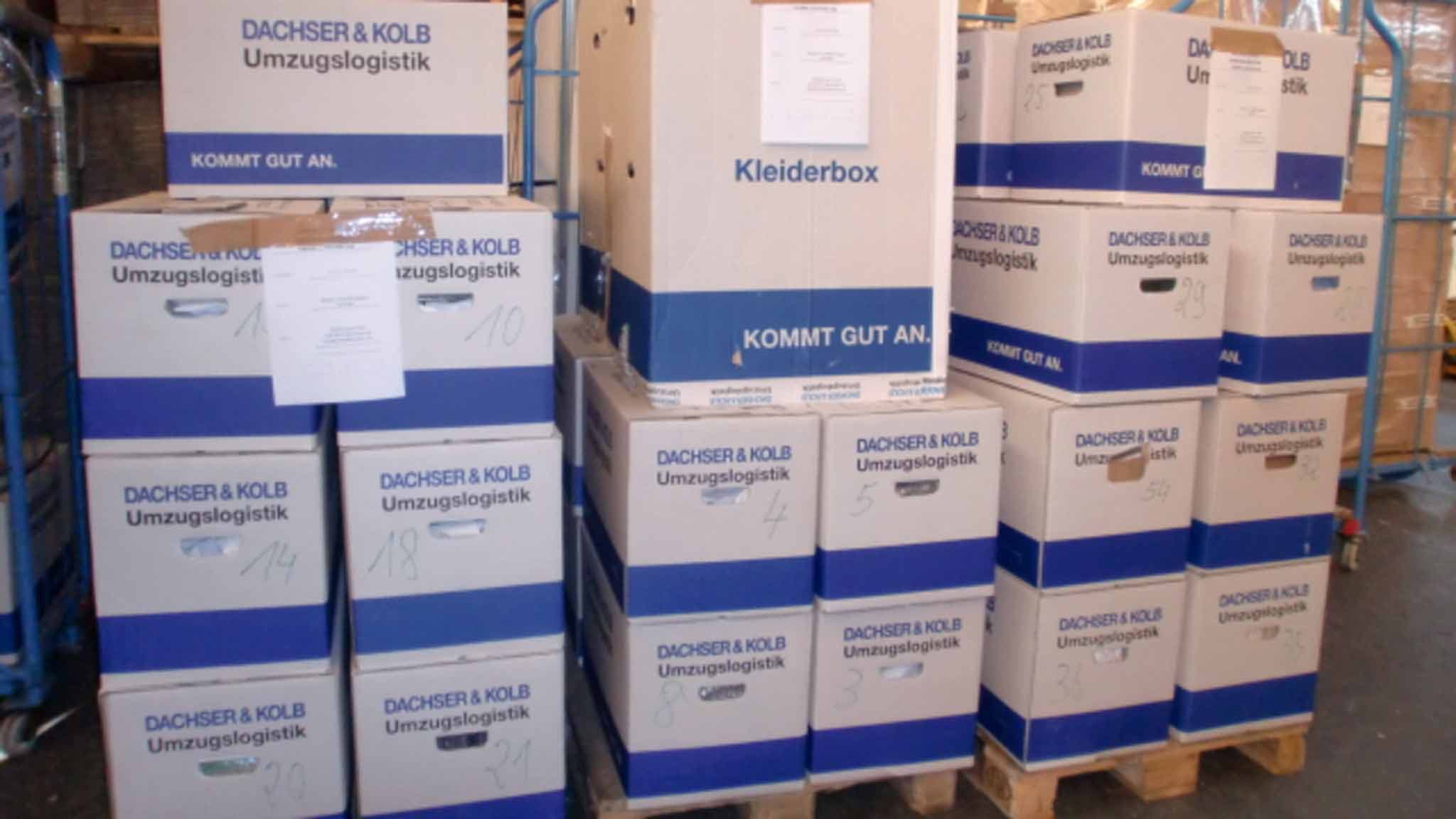 umzugskarton_gestappelt.jpg