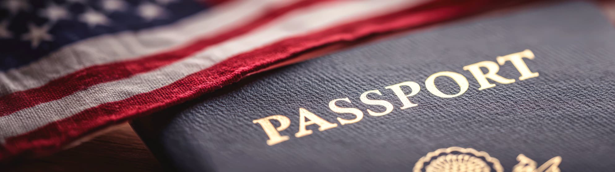 US-Pass unter der amerikanischen Flagge – Symbol für wichtige Visa- und Einreisedokumente beim Umzug in die USA.