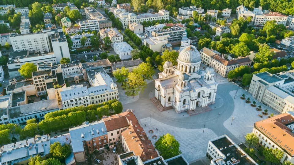 Luftansicht von Kaunas in Litauen: Die Stadt gilt neben Vilnius als wichtiger und kosteneffizienter Standort für Tech, Engineering und Produktion.