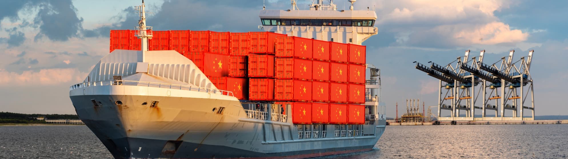 Containerschiff mit China-Containern im Hafen für Zollbestimmungen beim Umzug nach China